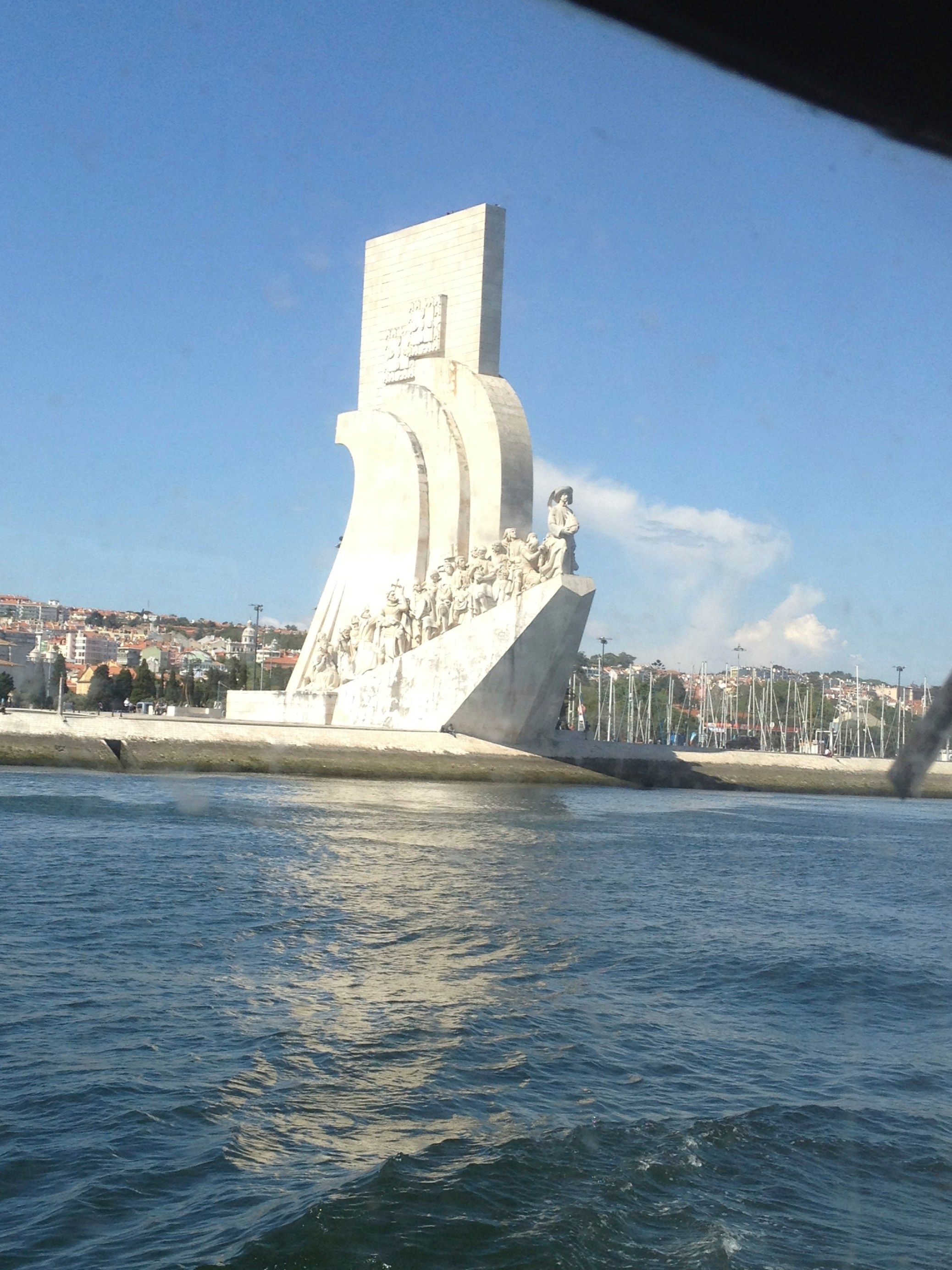Sur le Tage, une immense caravelle