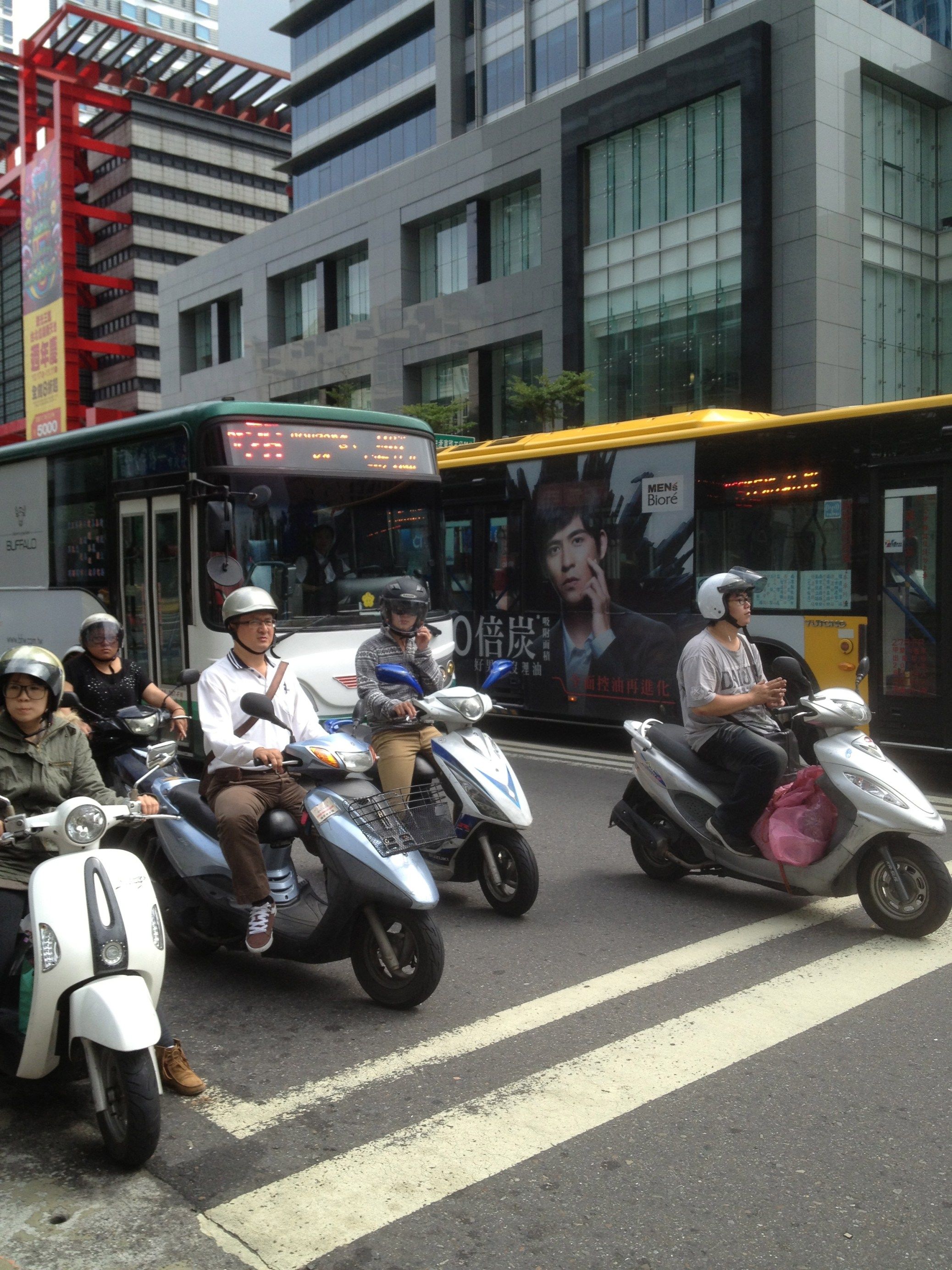 Scooters prêts au départ du feu vert.