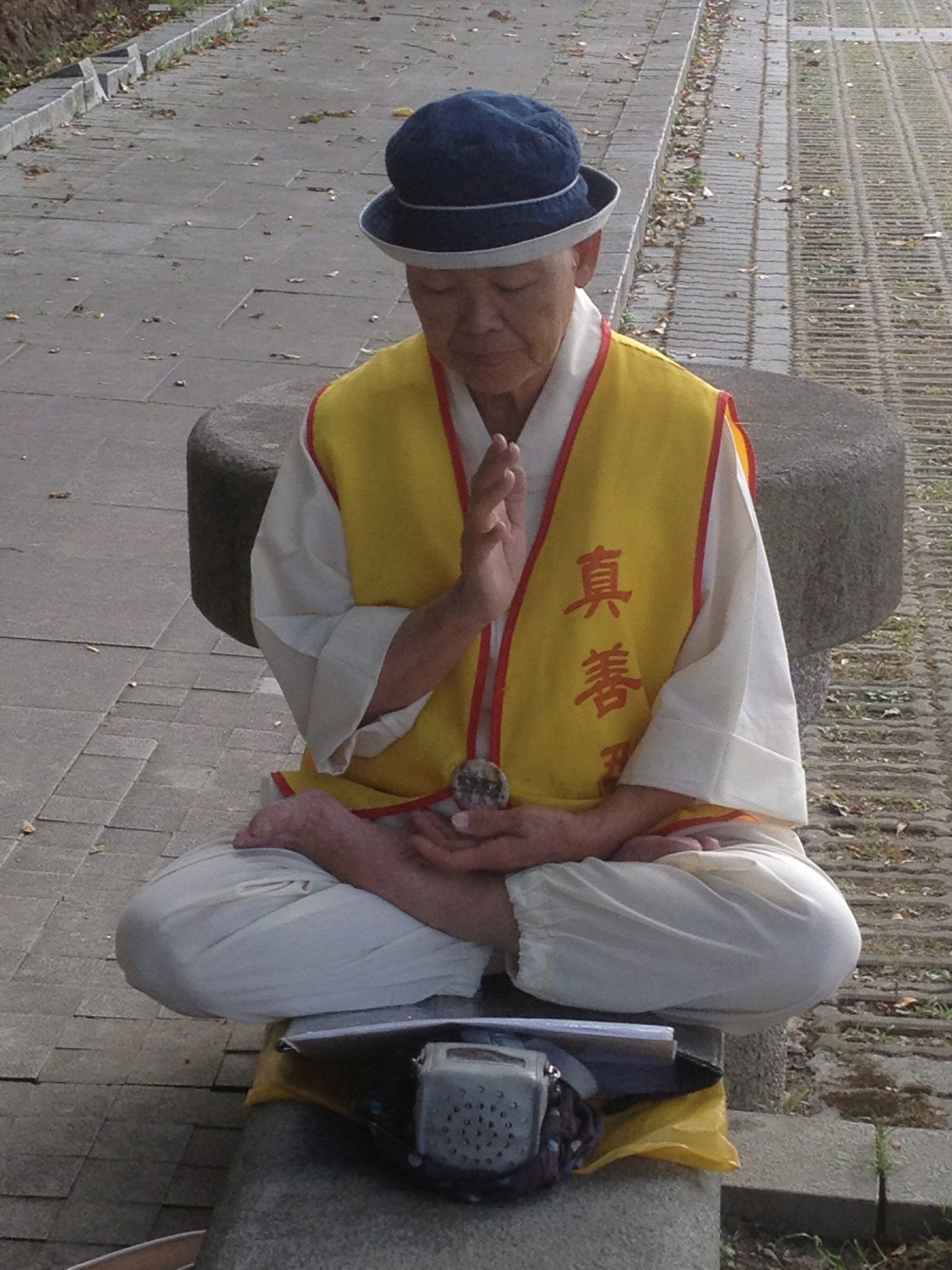 Des personnes priantes immobiles