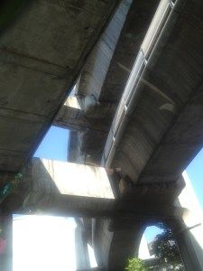 La modernité est là dans les autoroutes comme pour les reste des villes